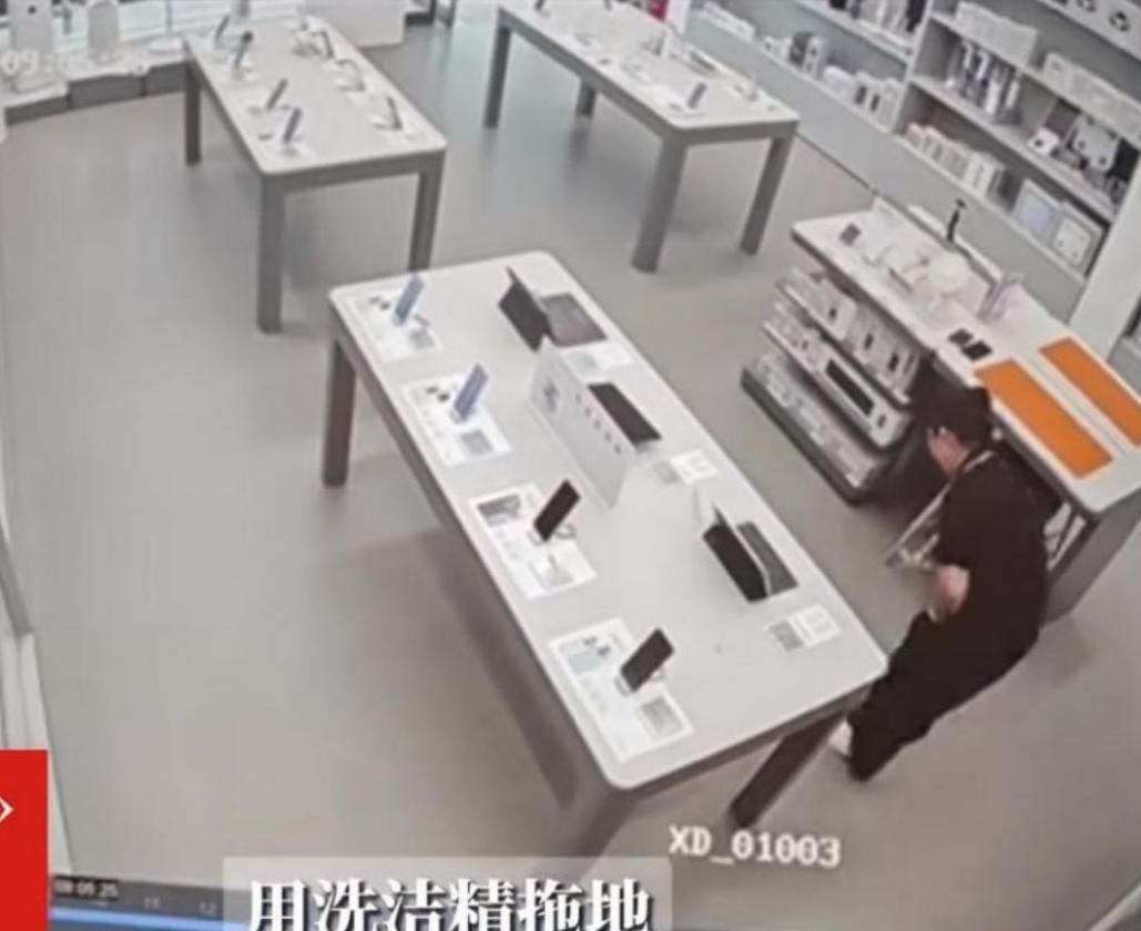 “人怎么能这么聪明！”



6月21日，河南。一位在手机店工作的年轻女性，面对