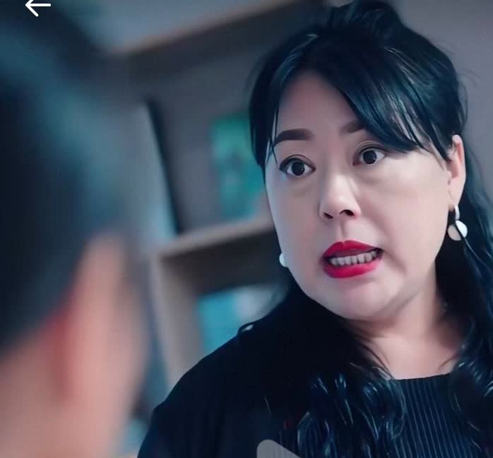 噢买尬，知名演员李菁菁居然演短剧了！
早几年因为曝光娱乐圈“潜规则”，据说被5