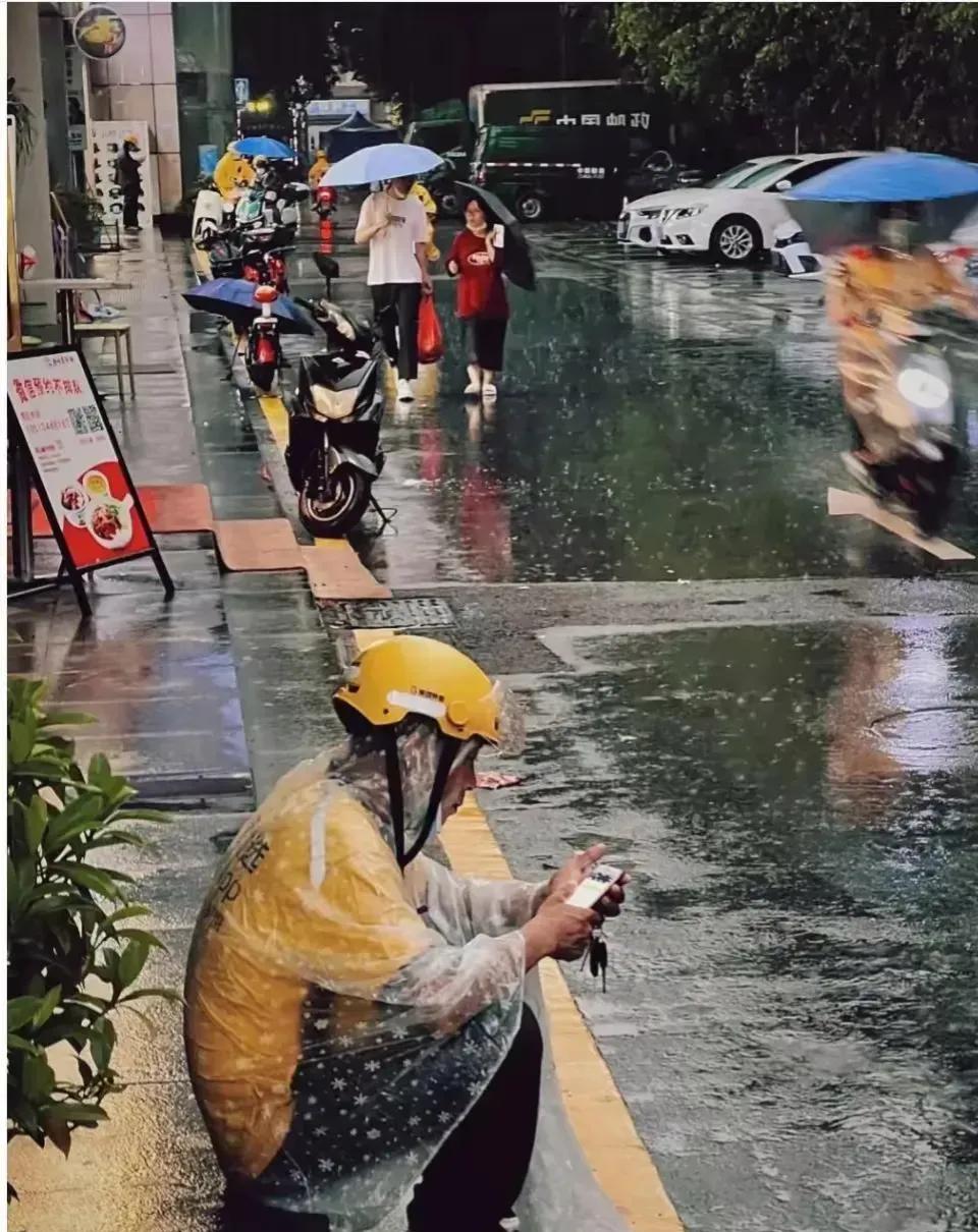 大街小巷里，好多小伙子冒着酷暑雷雨在送外卖快递。看到他们，我不由得想到自己在偏僻