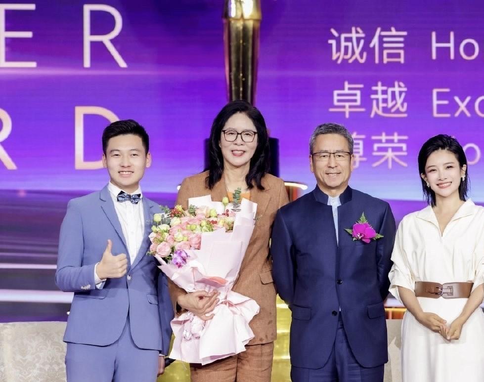 这还是我们的郎平教练吗？真的不敢认了[抠鼻][抠鼻]这从国家队退休后的郎平教练，