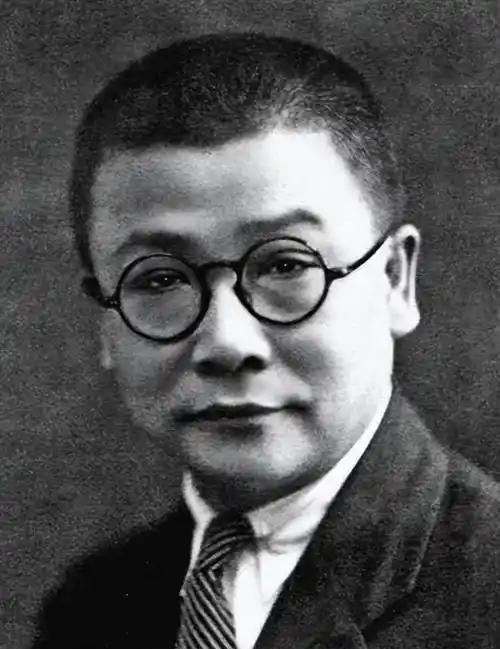 1931年4月28日黎明，李克农来到钱壮飞妻子张振华住房的窗户下，急中生智，开始