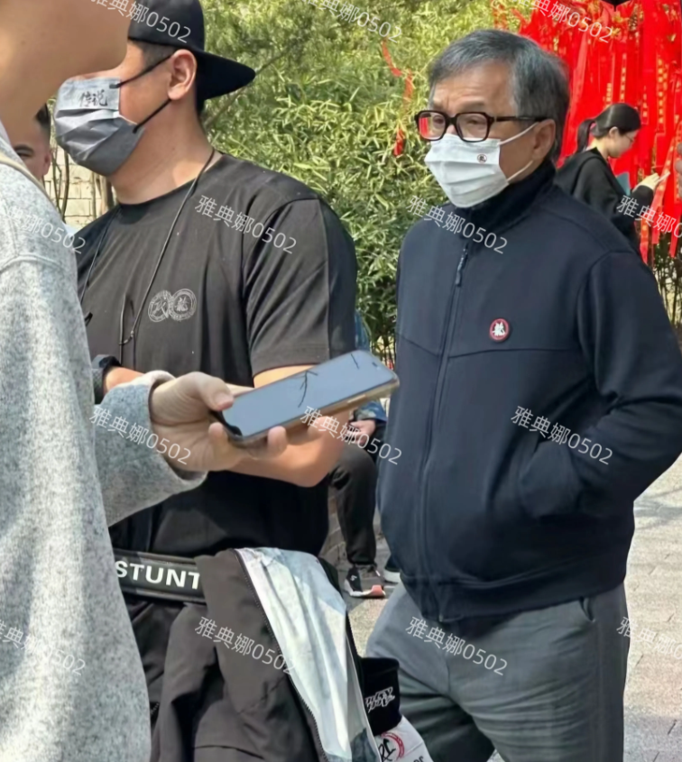 武汉古德寺偶遇成龙，69岁的他真的老了很多，头发花白身形也有点儿佝偻不挺拔了。