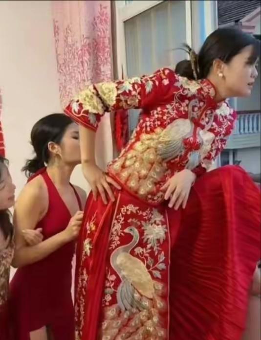 《新娘》
新娘依窗往外瞄，
查看新郎是否到。
叉腰偷看心急躁，
……………？
拋