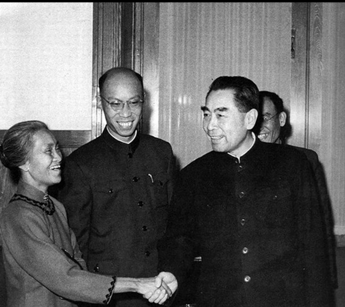 【周恩来总理的老照片】周恩来总理和林巧稚（左）握手。林巧稚是北大医学院妇产科系主