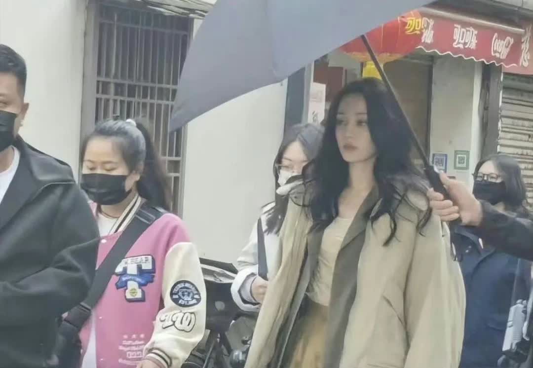 迪丽热巴现实中这么吓人的啊！？！！
一直觉得她很漂亮是个浓颜系美女
没想到现