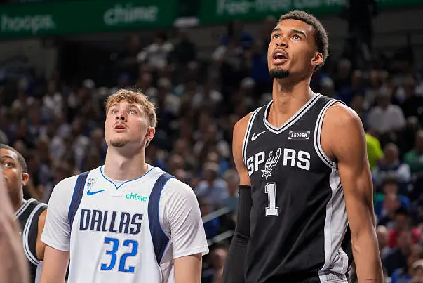 NBA常规赛，独行侠以92-125不敌马刺。赛后，库珀-弗拉格接受了采访。
谈到
