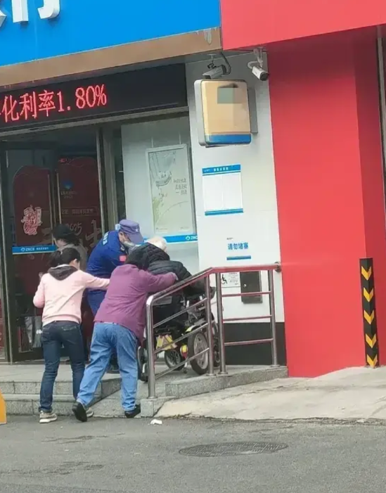 人到一定年纪要趁早把钱转给子女。我舅舅住院，手术需要用钱，他女儿带着老爸的存折和