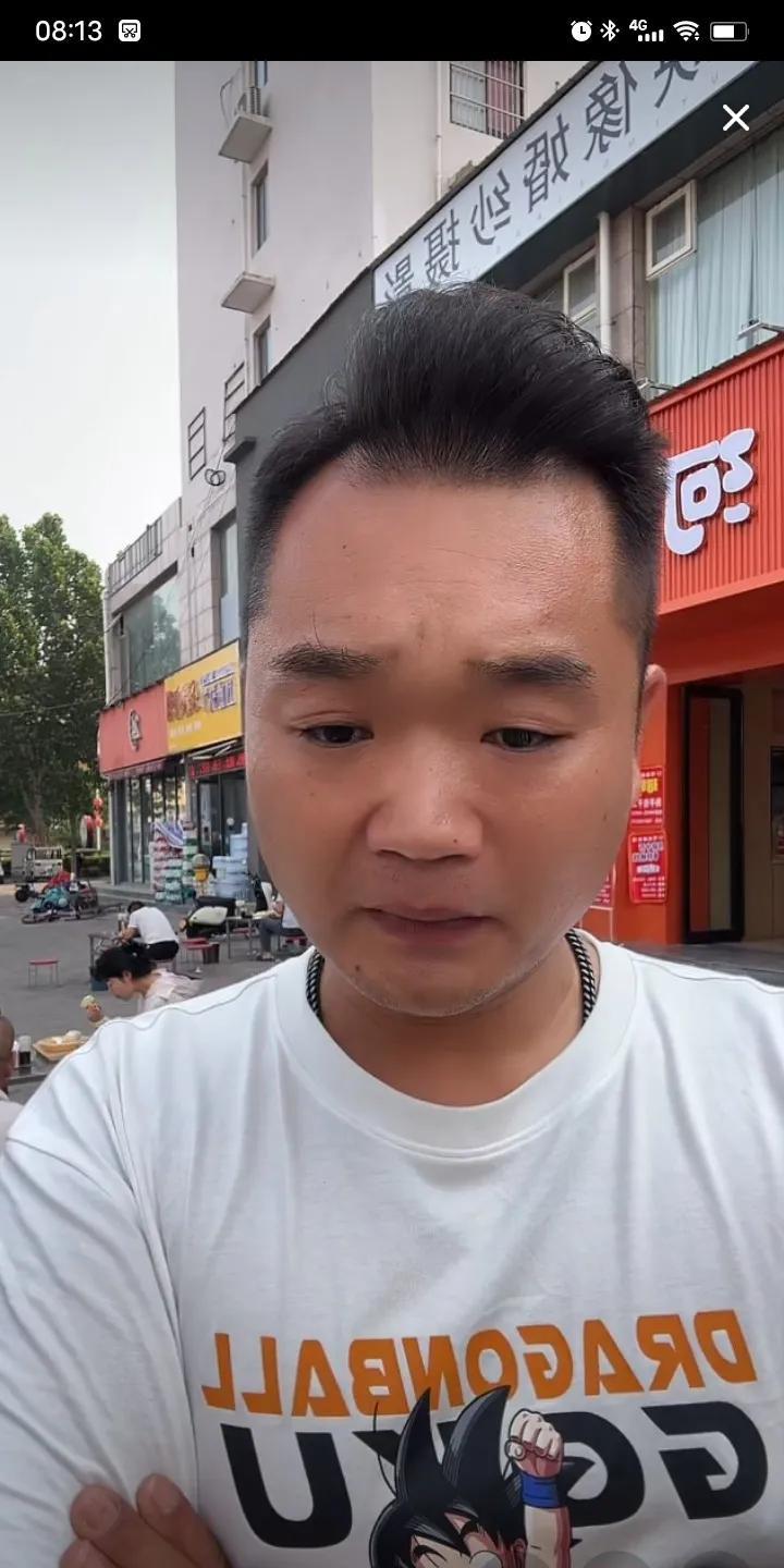 时隔多日，连杰再次在自己店门口直播，早上八点左右，吃饭的顾客络绎不绝，生意一如既