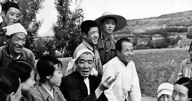 陈永贵，郭凤莲与乡亲们在一起，亲切交谈，嘘寒问暖，笑容满面，举止温柔，合影留念，