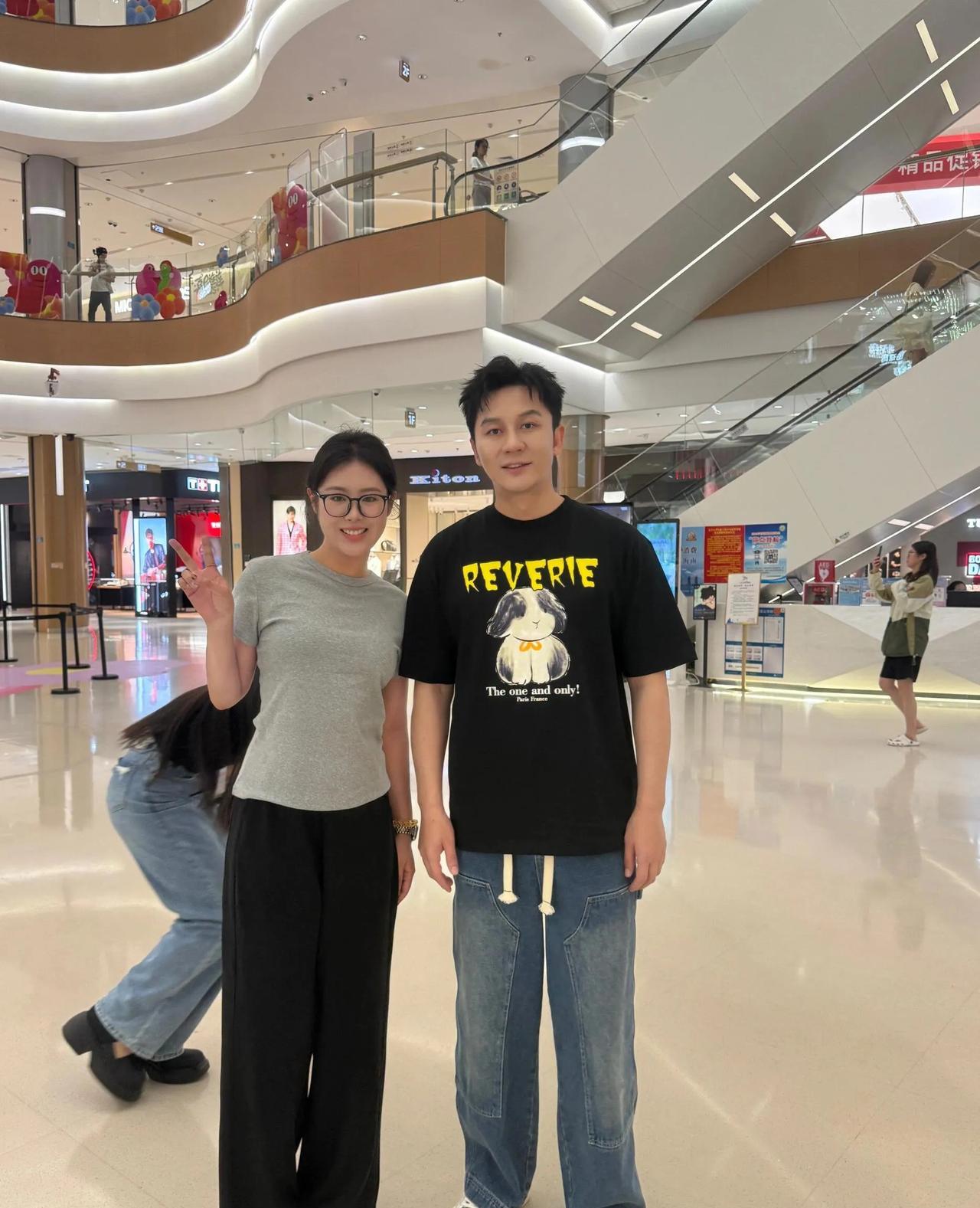 妈耶~这是快47岁的李晨吗？怎么变这么帅了！原来今天大黑牛在海旅。上午我还看到李