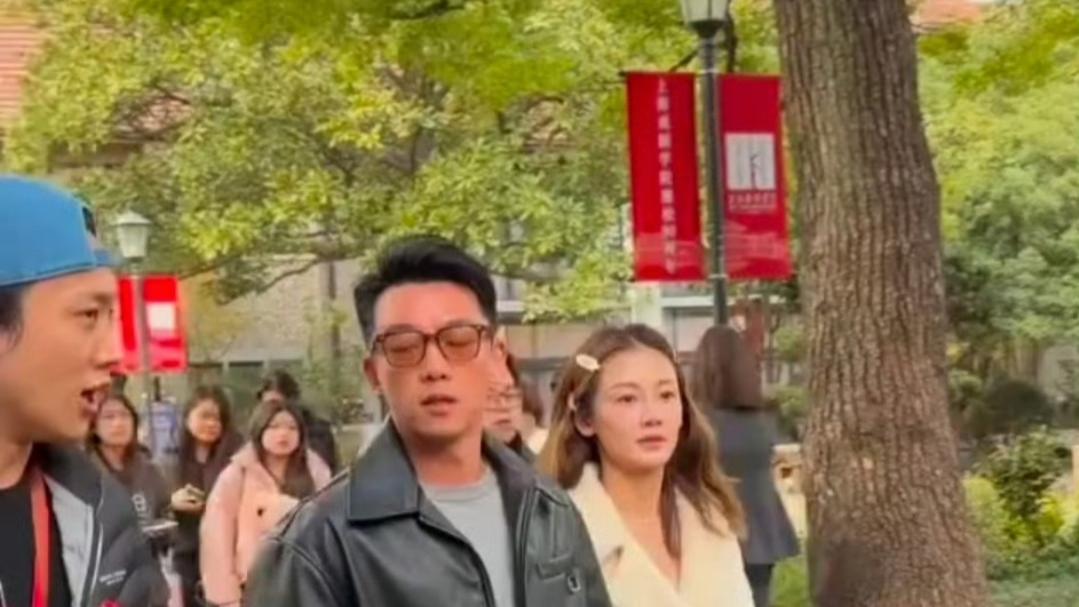 上戏80周年校庆成“撒糖现场”！郑恺苗苗牵手返校甜翻全网