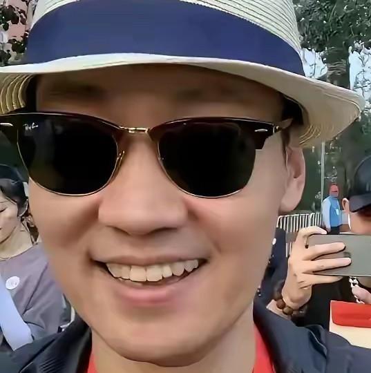 竟然在观礼台看到了辛柏青！
这是自朱媛媛离世后，辛柏青首次出现在大众面前！
看到