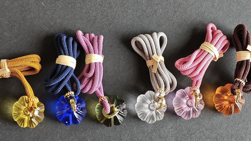 探秘古法琉璃“胜券在握”吊坠：传统与美的交织