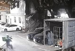 俩黑衣男子都没看出来外卖小哥咋摔的，后来才知道是货车后边伸出一块钢板。

所