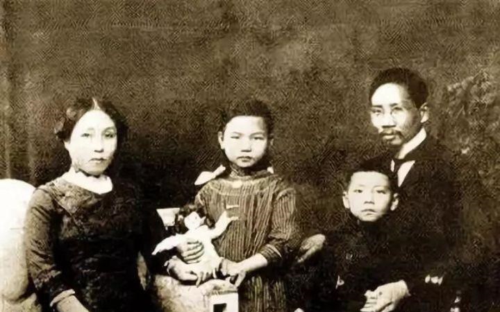蔡元培到杭州出差时，看到一幅工笔画觉得不对劲，纳闷地问朋友：这画的落款“黄世振”