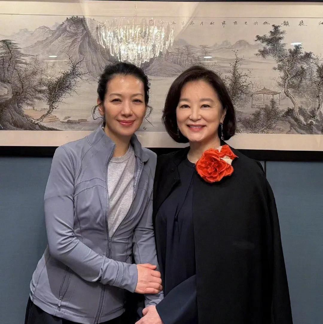 林青霞为胡军《雷雨》香港演出庆功，刘嘉玲在雪山没来？
胡军在社交媒体发文，谈到雷