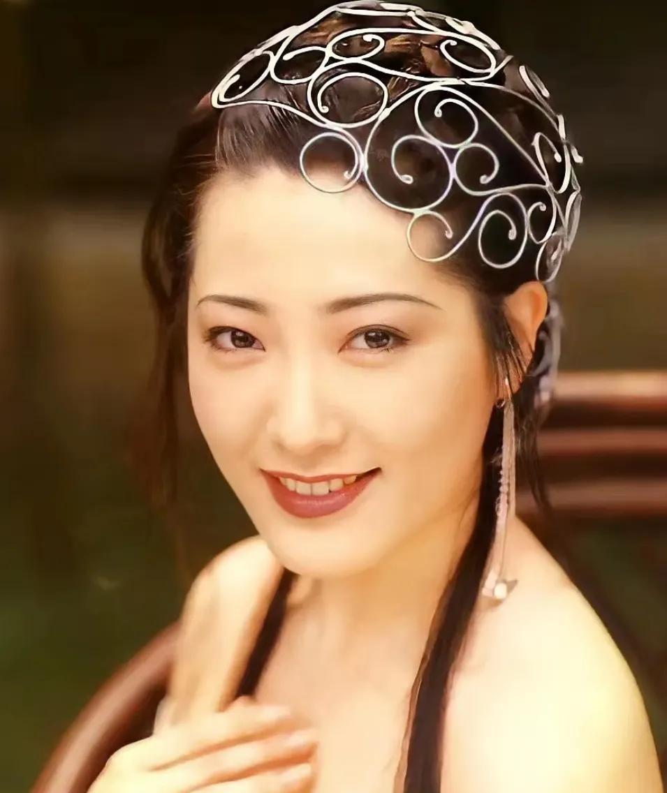还记得她吗？凭借潘金莲一角让无数男人尽折腰，其美貌和炉火纯青的演技，深得观众的赞