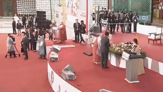 尹锡悦被抓后，再回头看尹锡悦2023年5月27日的拜佛灯灭事件，一饮一啄，莫非前