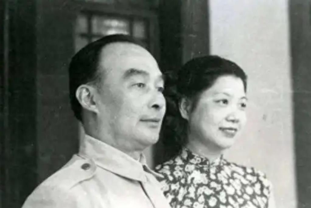 1936年，胡宗南瞧上了黄鹤云，听说她已有丈夫时，胡宗南给了她1000大洋，说：