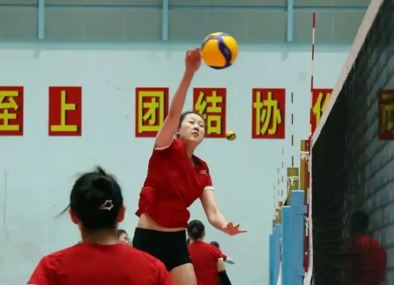 中国女排在漳州“查缺补漏”：范泊宁在练主攻、唐欣吴梦洁庄宇珊狂补一传防守、张籽萱
