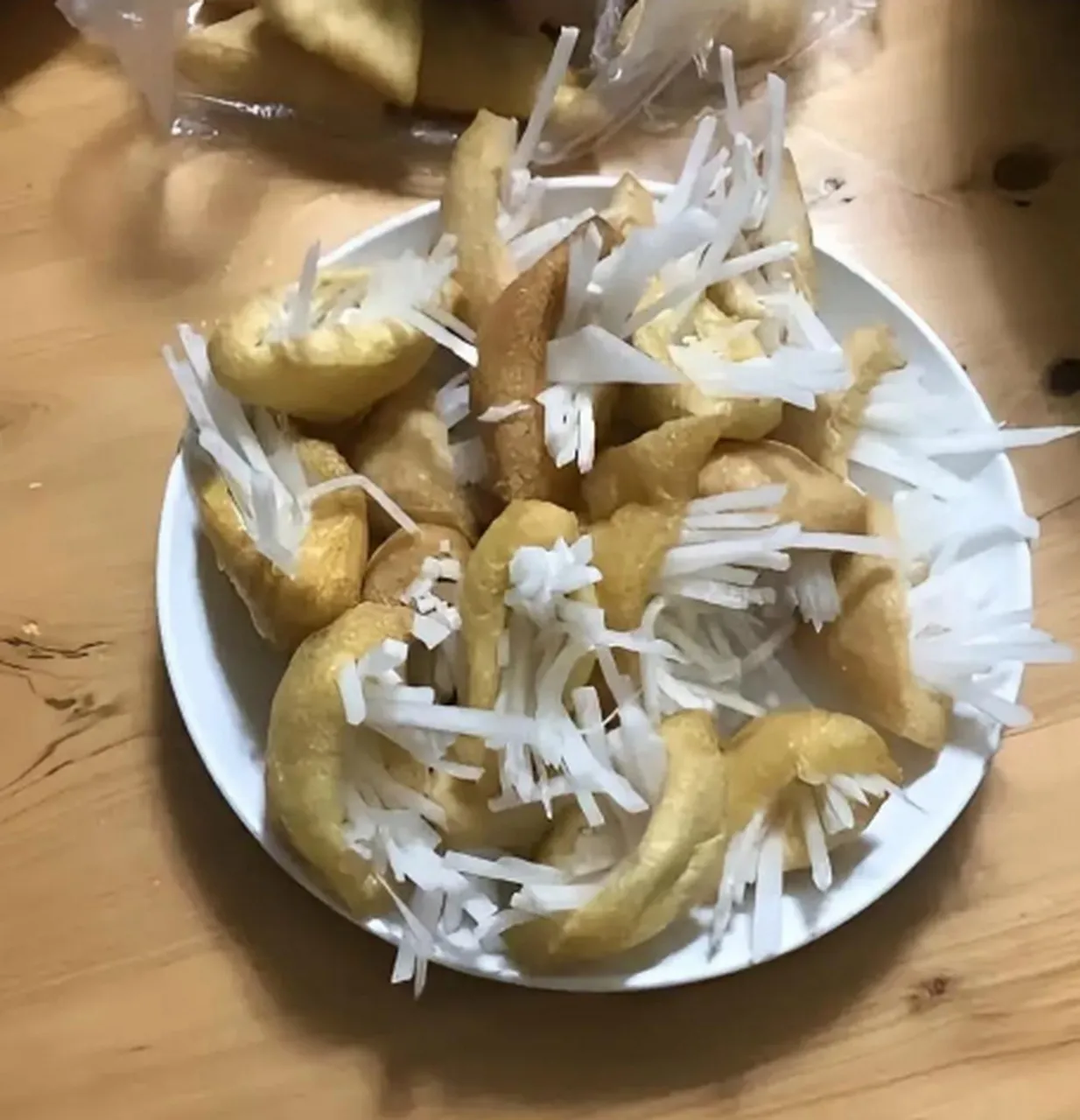 今天去朋友家吃饭，桌上有一道这样的菜很奇怪，不知道是啥，咱也不敢问！有知道的友友