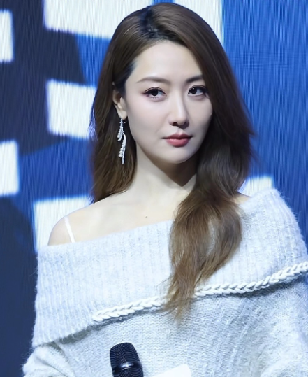 39岁的白冰这相貌才是国泰民安脸，太美啦。白冰感觉一直那样，就是真的比以前更有味