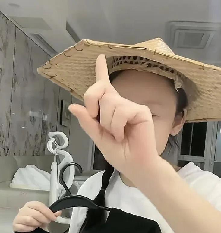 草帽姐一个人带病坚持直播带货，难道是草帽姐没钱了吗？这身体健康才是最重要的呀，草