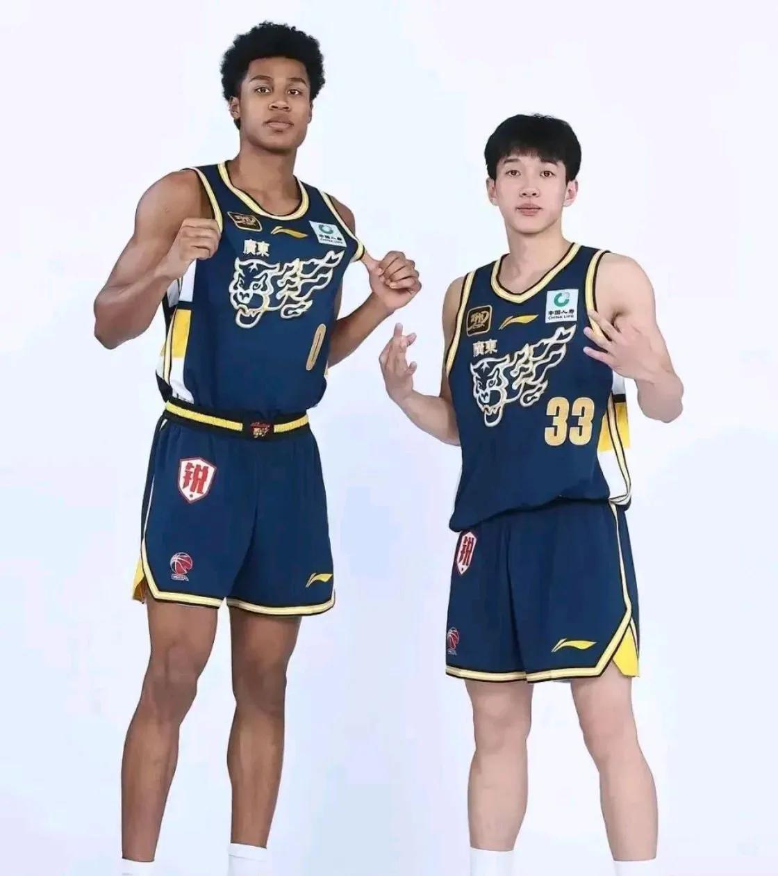 他的父亲是非洲人，母亲是大连人，他现在广州队效力，他叫彰华非。
作为一个中非混血