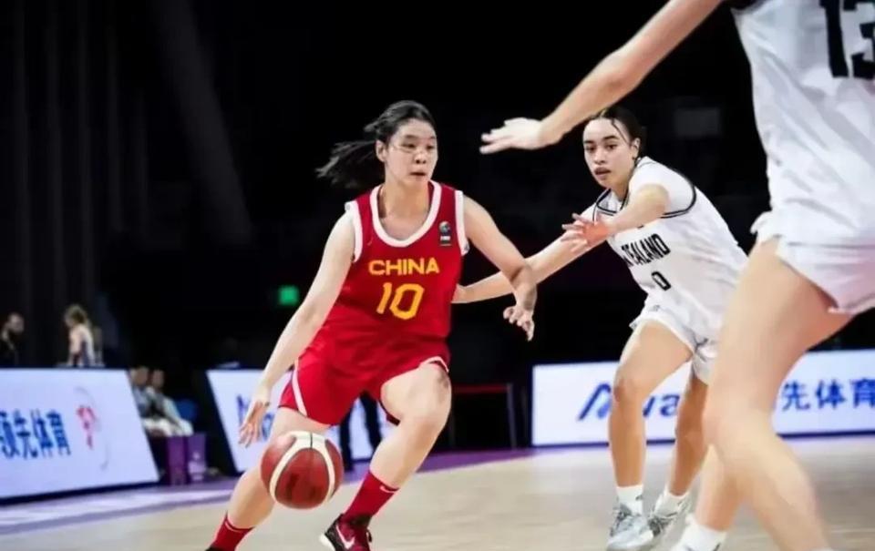 中国U19女篮冒出了个超厉害的18岁女将李雨汧，简直独步江湖！在和拉脱维亚U22