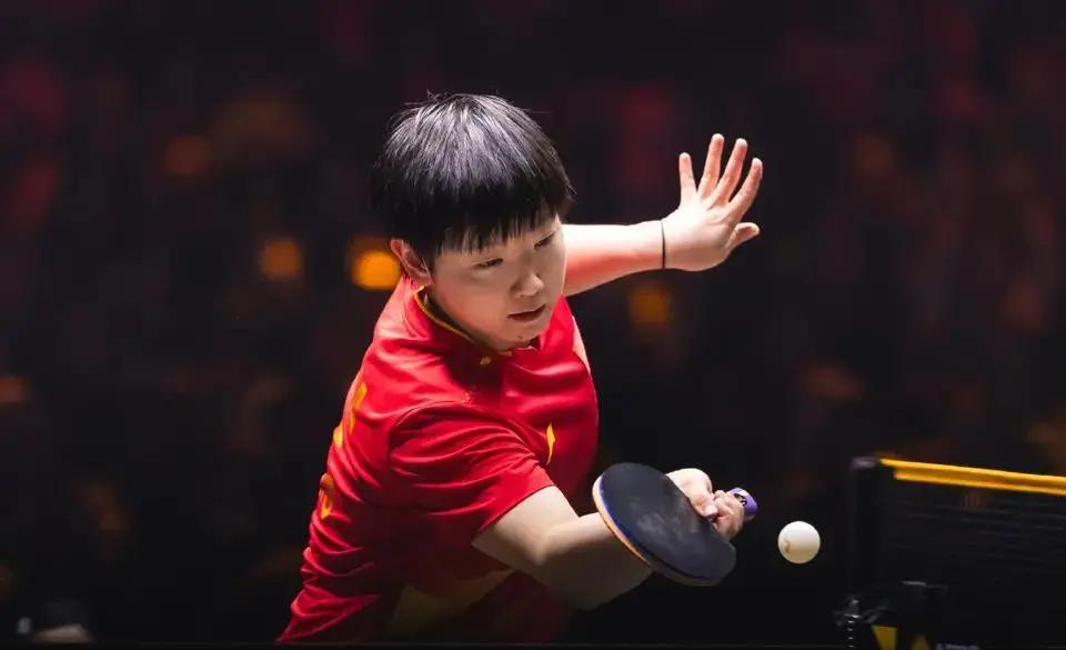 “莎粉”别傻了，以后聪明点吧！
在孙颖莎、王曼昱的女单冠军争夺战现场，莎莎每得一