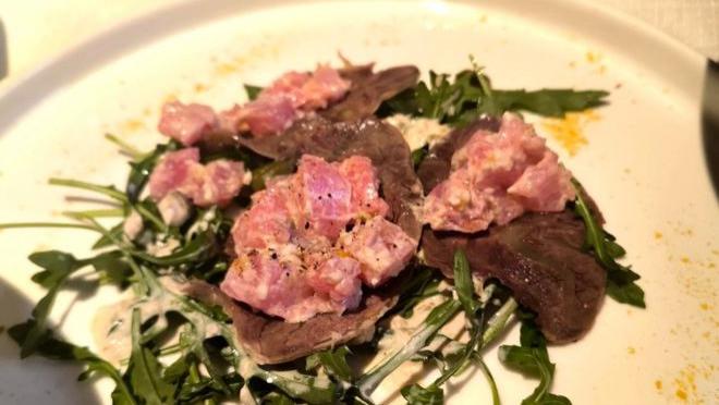 人类手握食腐动物的胃酸利刃，为何在生肉面前丢盔弃甲？