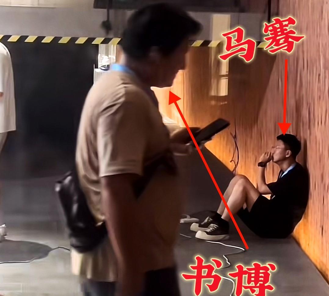 董宇辉在做访谈，导演组总负责人马骞，和摄像组总负责人书博，难得获得放松时间。
一
