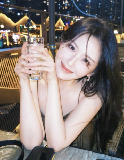 王艺瑾的夜色氛围感美照，状态超好的，喜欢！