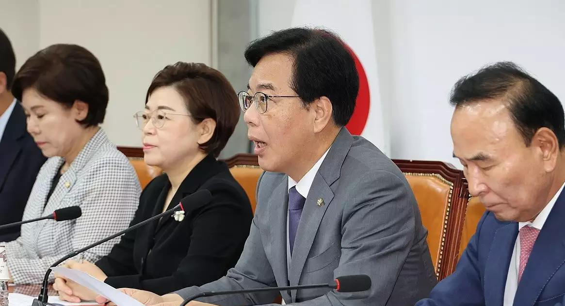 韩国部长候选人惹争议，快滚回家吧











啥？韩国那些要当大官的人