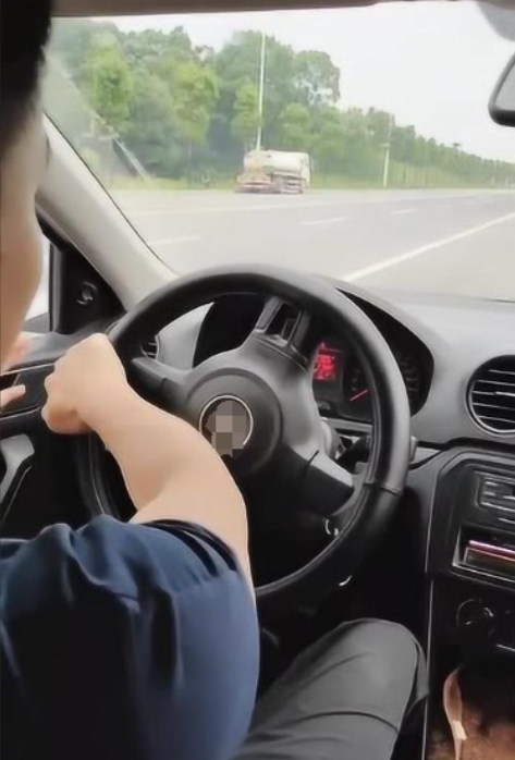 座椅调得跟大沙发似的？长途开车腰可受不了！

一上车就把座椅调得又平又靠后，整个