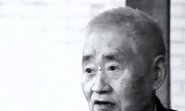 1949年，国民党特务对渣滓洞里的地下党进行大屠杀，刘德彬躲在床下装死，就在他以