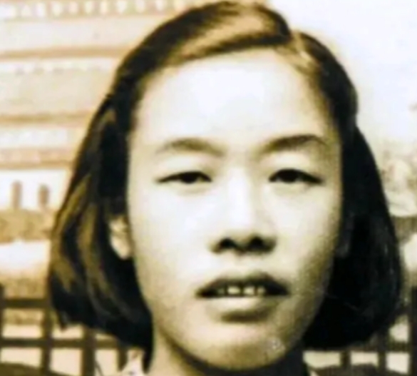 1949 年，渣滓洞大屠杀中，盛国玉在枪响前倒地装死，不久，特务进来补枪，还用枪