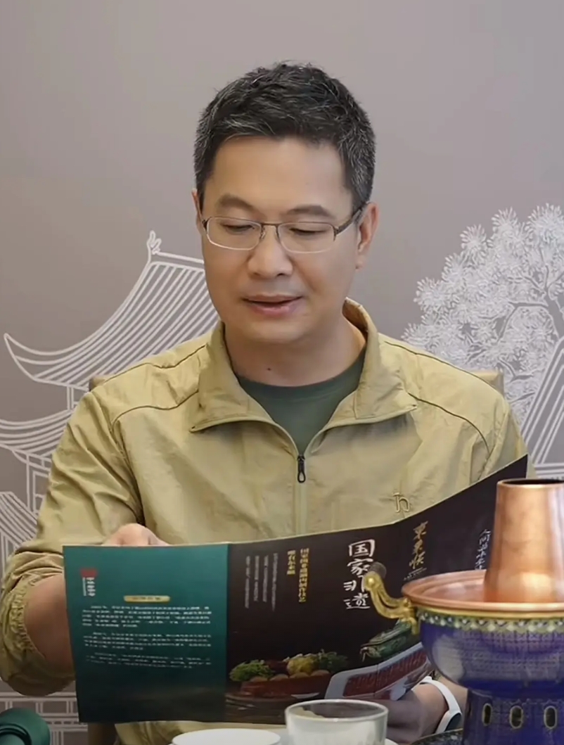 卢伟冰: 今天晚上，我请小米澎湃O S团队吃饭，因为用户反馈一个字：顺！

卢伟