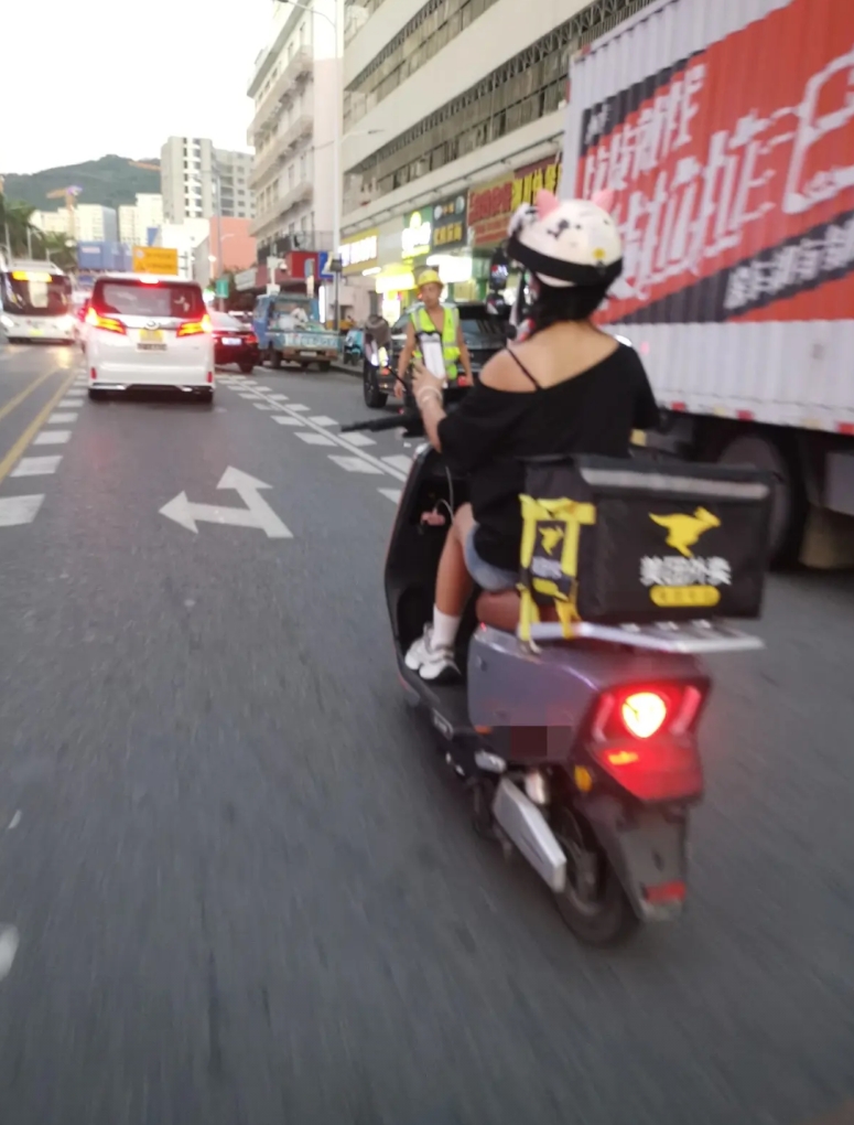 深圳的外卖员都这么漂亮了吗？
现在美团外卖的外卖员确实有不少漂亮的呢！像牟平区的