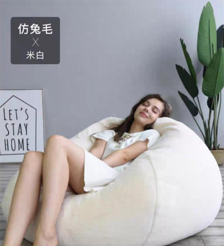 今天在游乐场发现了一个麻袋似的东西，走进一看原来是一个懒人沙发，坐上去真是巨舒服