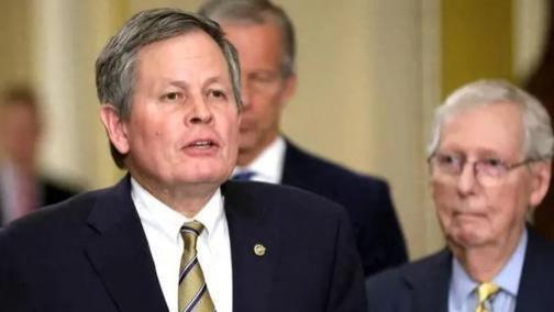 中美两次谈判失败，不等中方组合拳落地，特朗普先“学乖了”