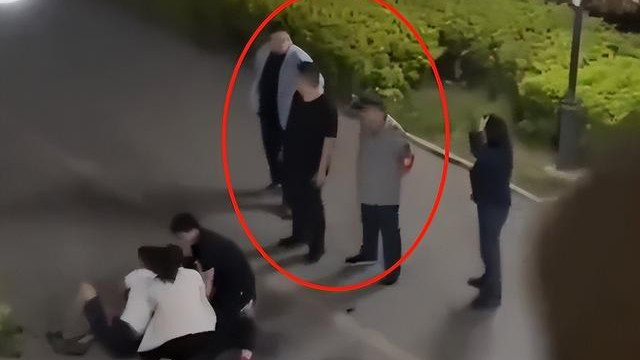 醉汉夜闯女寝后续：殴打女寝宿管，保安全程旁观，学校回复引争议