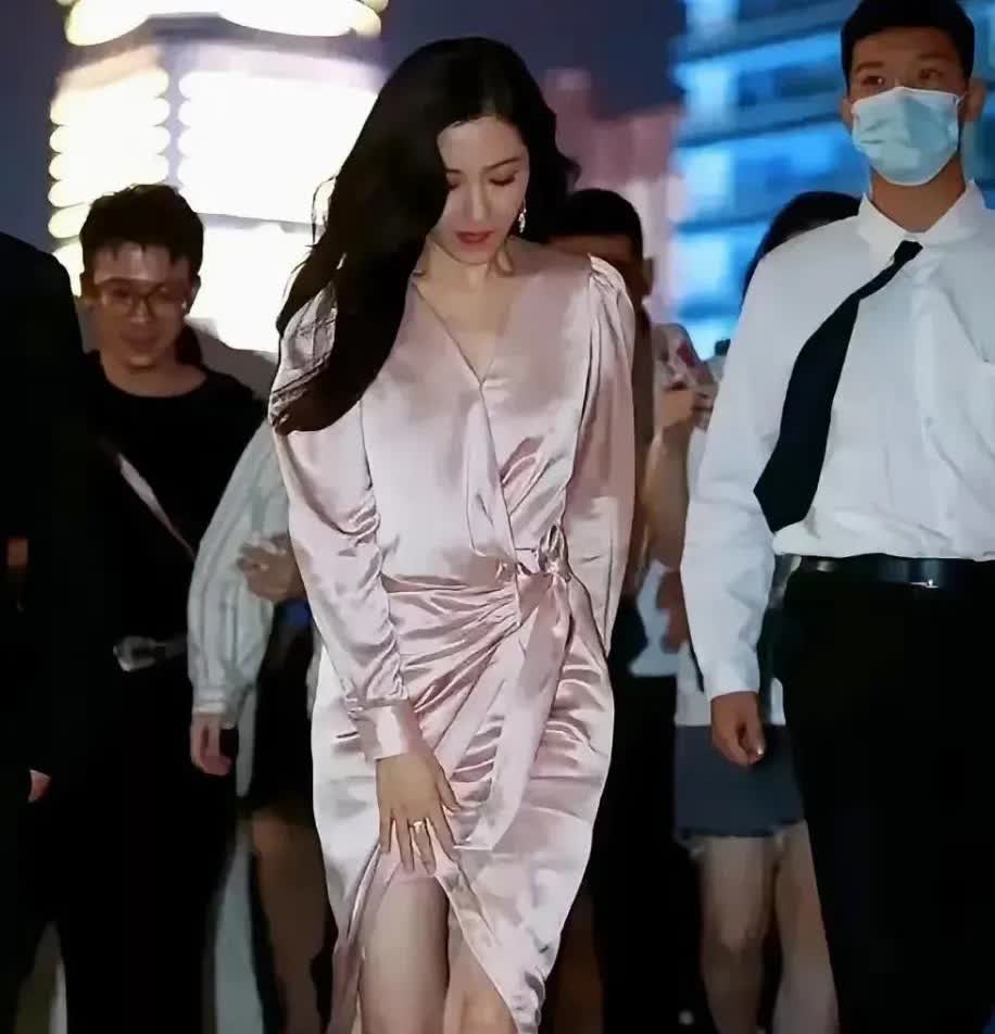 穿着睡衣走在大街上的她，其身材明摆着，可以说是不言而喻，曾经是中戏的校花，有着颇