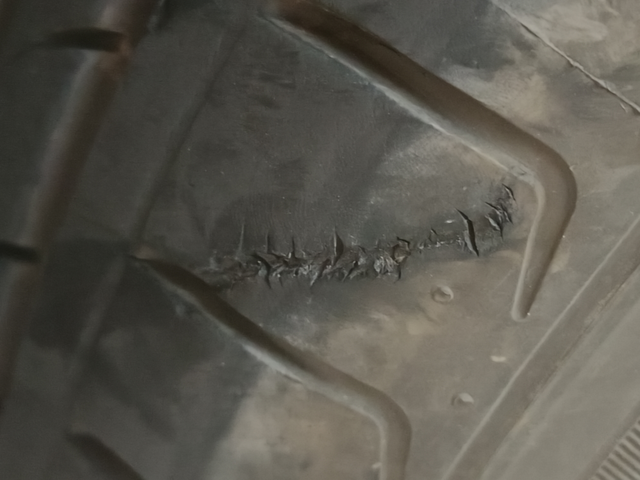 轮胎问题探讨
正还能用吗
没有鼓包漏气  昨天胎压2.8 气温52高速都跑过
如