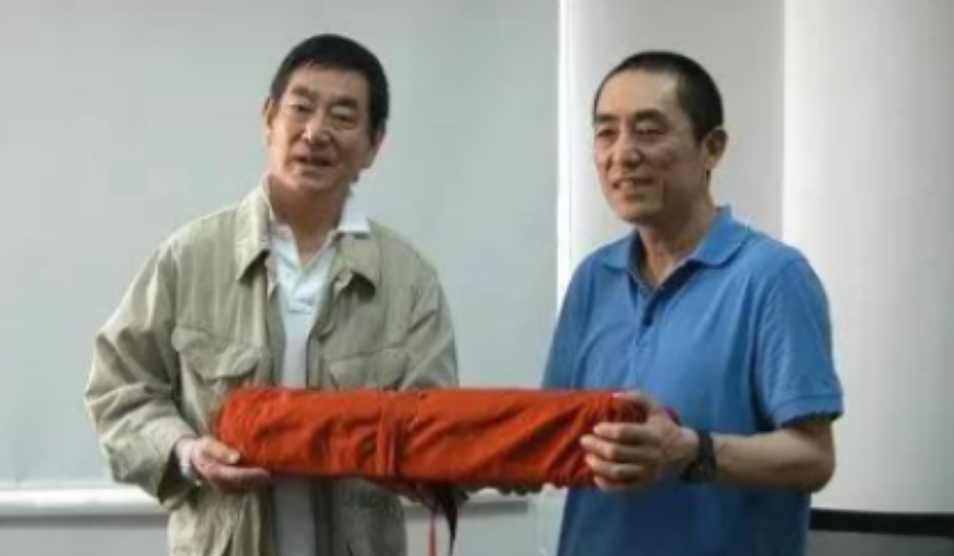 张艺谋说：“2008年，我正在筹办奥运会工作。高仓健送我一把日本刀，翻译告诉我：