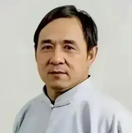 想要识别画面中的这个人可是有些困难，看着实在让人眼晕，不信的话您可以试试。乍一看
