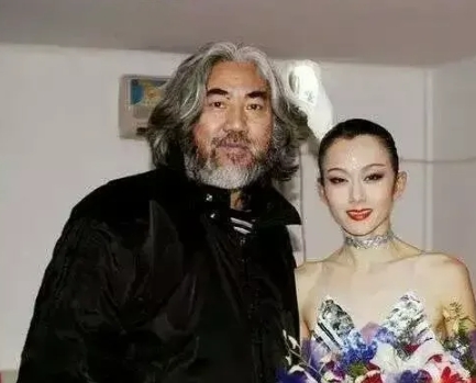 2003年，张纪中筹拍《射雕英雄传》，他盛情邀请杨丽萍：“妹妹，你这么漂亮的手练