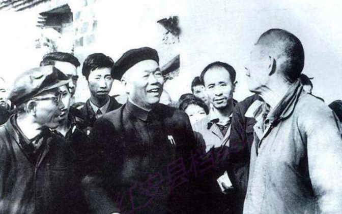 1981年冬，原兰州军区司令韩先楚上将百忙之中，冒雪回乡探亲。回到吴家嘴村，韩先
