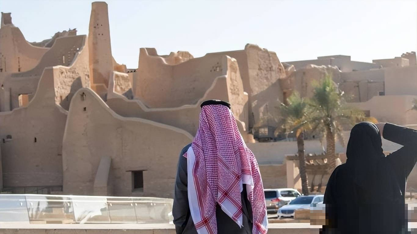 不愧是“土豪”！一口气花35亿买东风导弹，又砸150亿请中国驻军