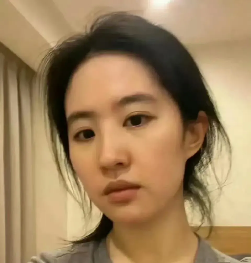 38岁刘亦菲纯素颜曝光啦！网友们都炸锅了！这素颜状态如何 ​​​？评论区说一下。